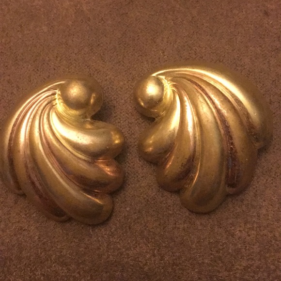 Vintage PAT’D MONET GoldTone Metal Earrings HUGE - Picture 2 of 8
